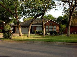 940 Hollow Creek Rd, Burleson, TX 76028