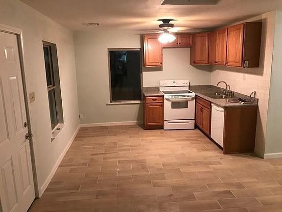 3rd image of 4220 Earhart Blvd