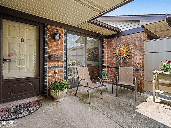 4th image of 983 Wexford Way