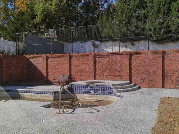 5th image of 2400 Aveberry Ct SE