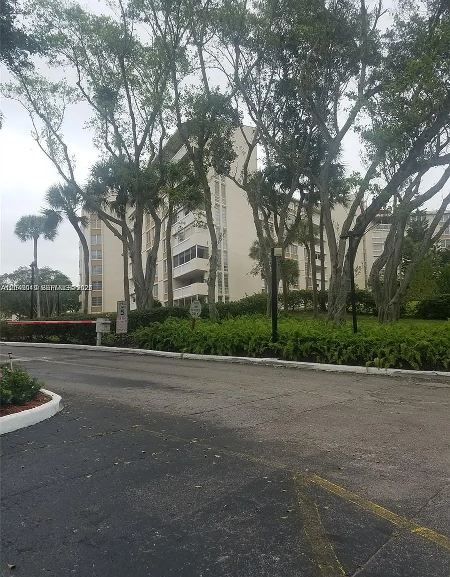 Environ I Condo 9 — Photo 4