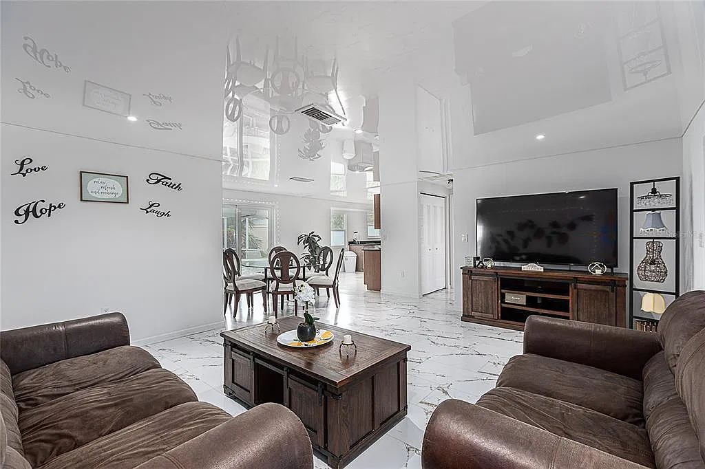 3 bed, 2.0 bath, 1200 sqft, $2,345 — Photo 3