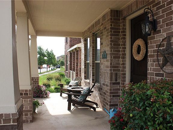 3rd image of 912 Hayden Ln