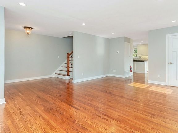 5th image of 14 Shunpike Rd