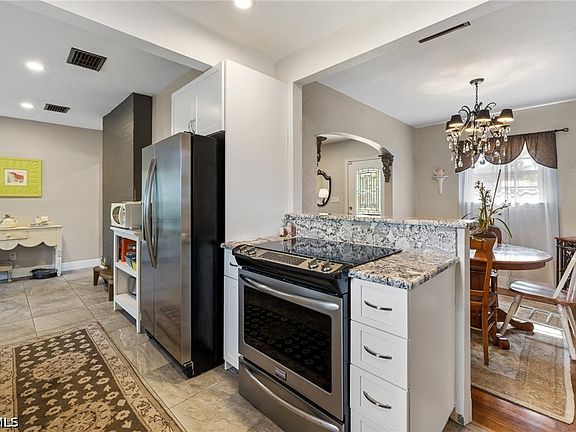 3rd image of 1451 Maravilla Ave