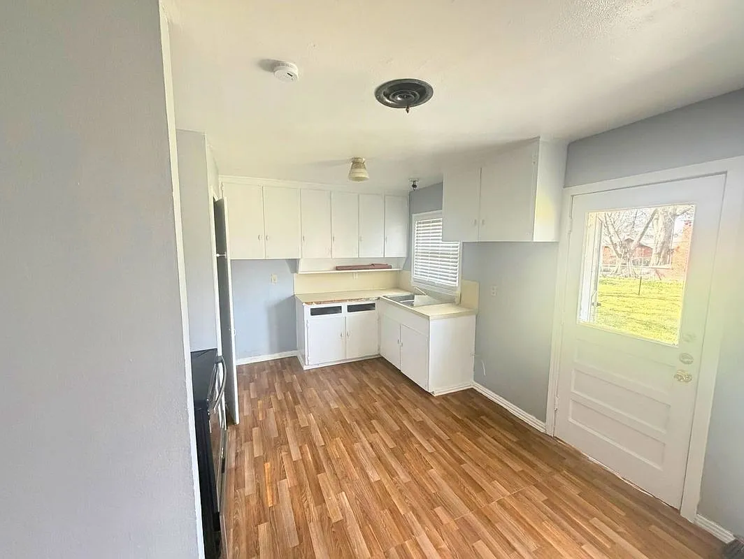 3 bed, 1.0 bath, 1008 sqft, $1,500 — Photo 3