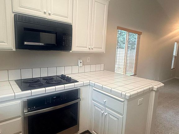 3rd image of 13 Knotts Glen Ct