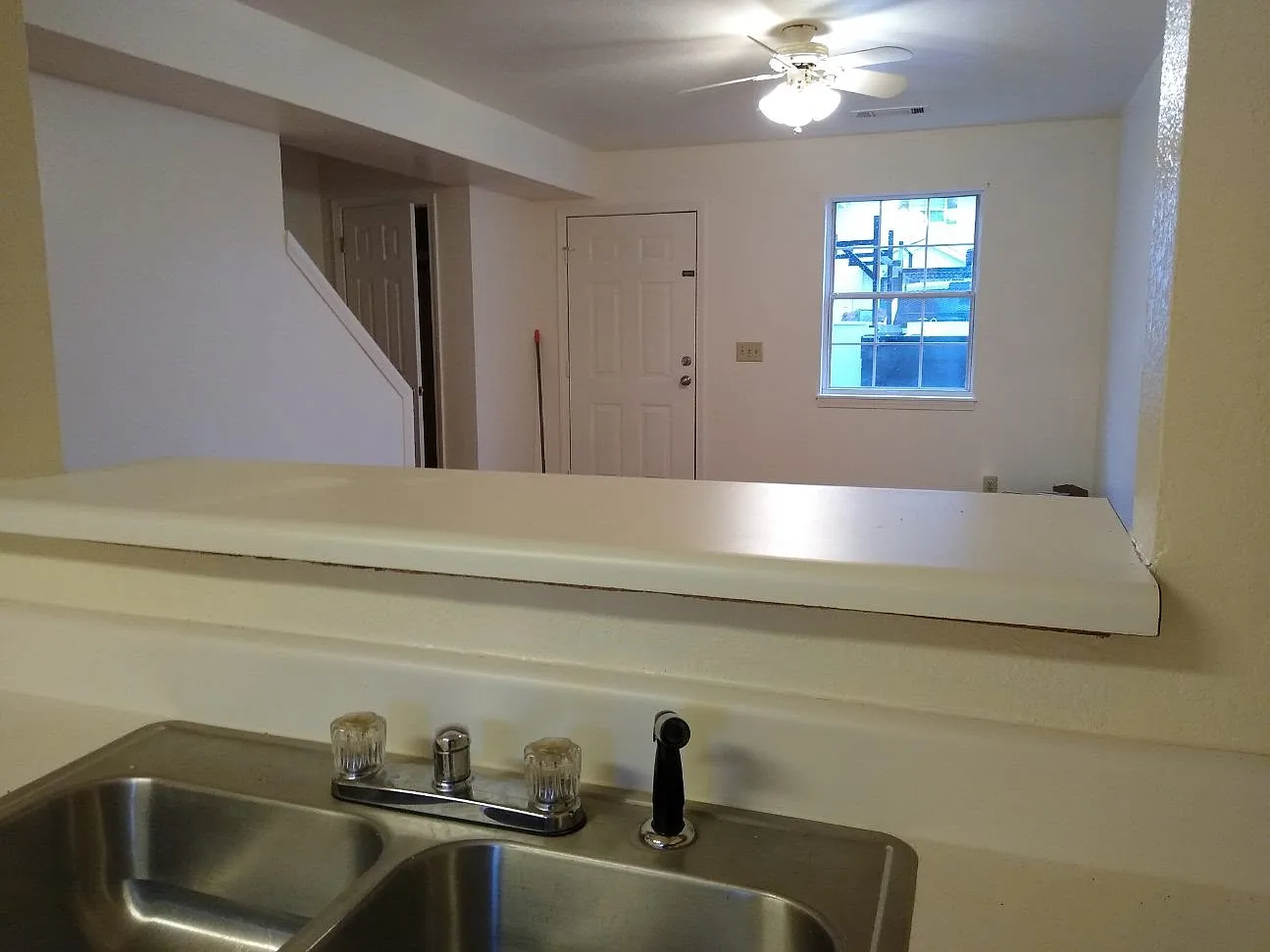 2 bed, 1.5 bath, 1000 sqft, $1,250 — Photo 2