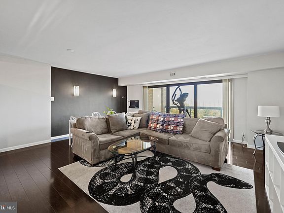 4th image of 307 Yoakum Pkwy APT 1101