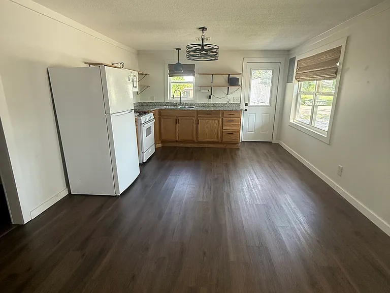212 SW Railroad St — Photo 6