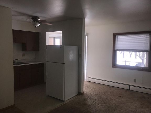2nd image of 825 Clermont St APT 6