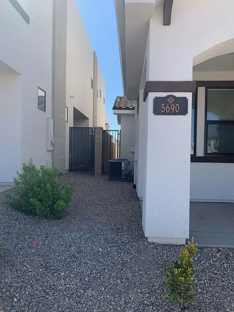 Beautiful Newer 3 Bedroom 2.5 Bathroom home in Desert Color! — Photo 4