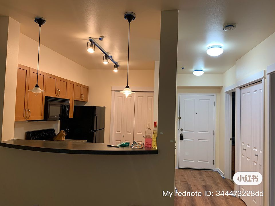 Spacious entry way and a full kitchen. Open breakfast bar. Washer and Dryer in unit.