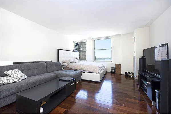 Rented by R New York | media 7