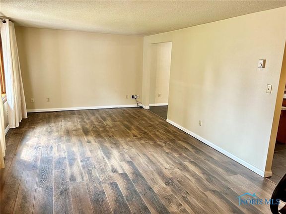 3rd image of 117 Oak Park Dr