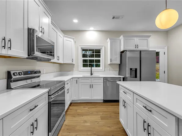 68 Mill Creek Dr, Smiths Station, AL 36877