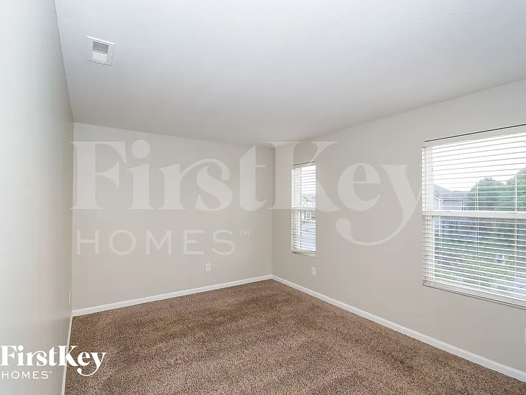 15490 Farmland Ct — Photo 2
