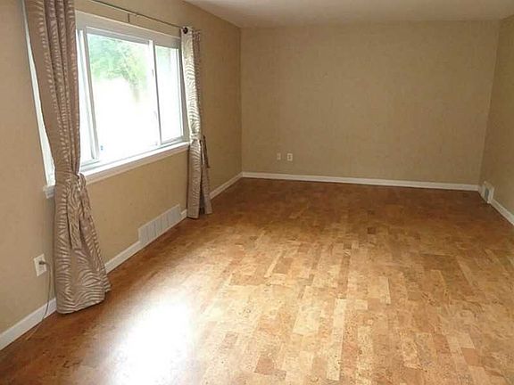 3rd image of 612 Dahlia Dr