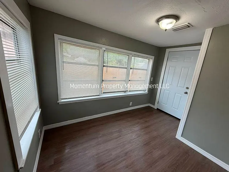 2112 E Bird St — Photo 9