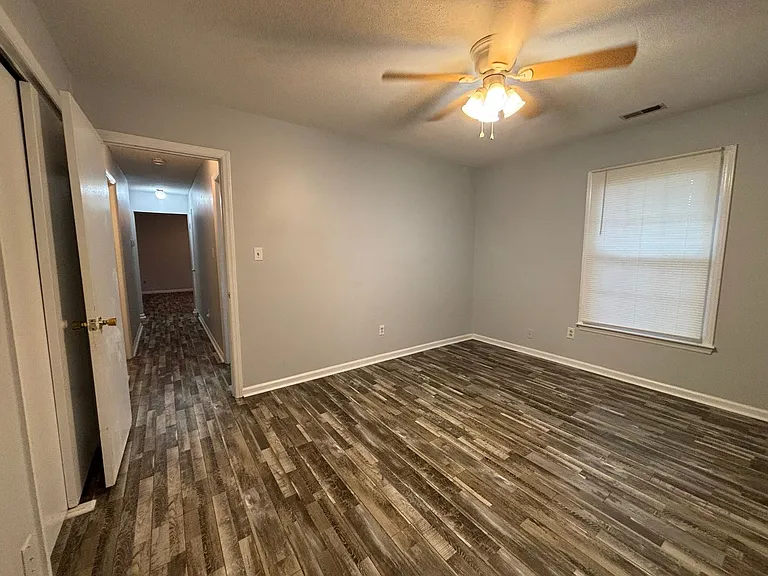 102 Hillside Ct — Photo 17