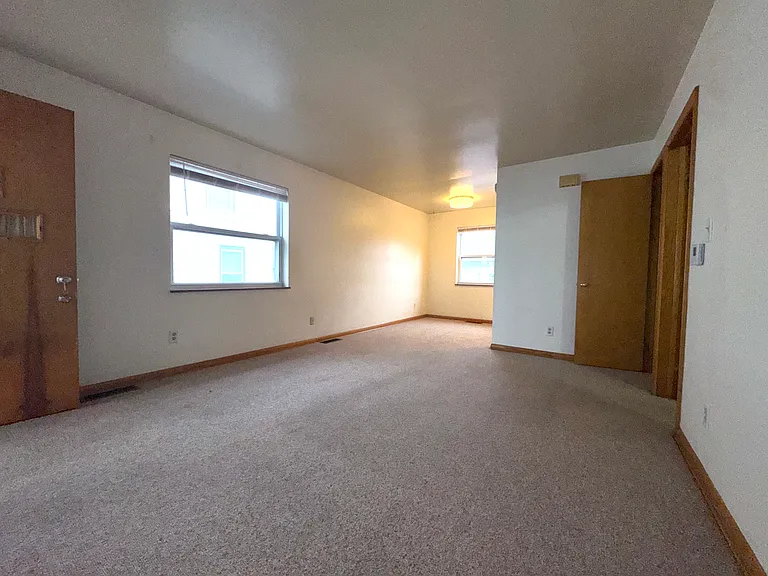 573 N Walnut St #W — Photo 4
