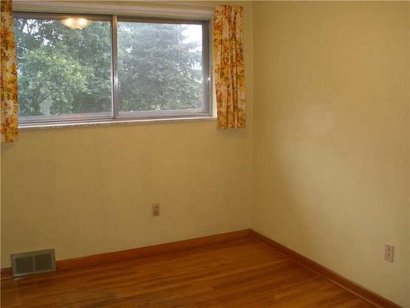4th image of 1214 Waverly Dr