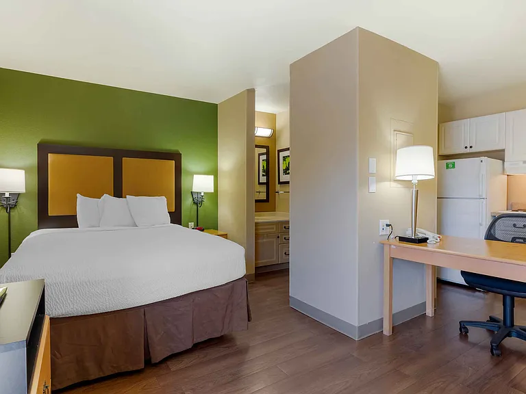 Deluxe Studio - 1 Queen Bed