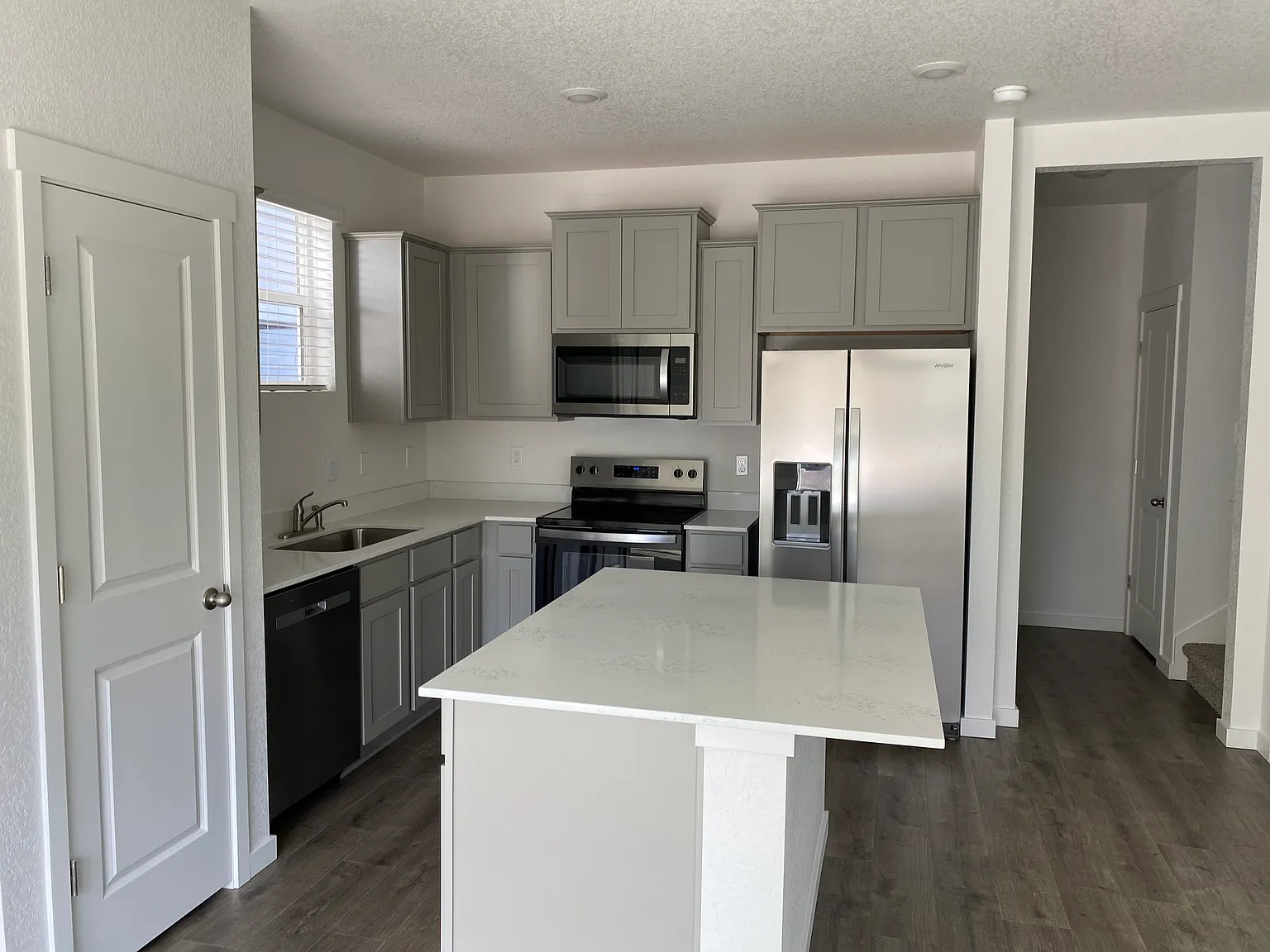 3 bed, 2.5 bath, 1490 sqft, $2,450 — Photo 2