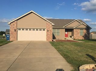 506 S Oak Grove Dr, Athens, IL 62613