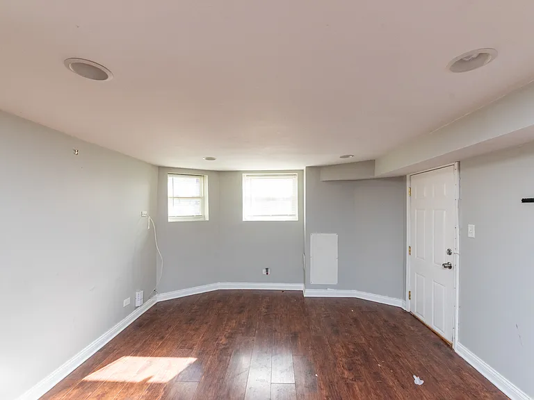 5344 W Eddy St #G — Photo 4