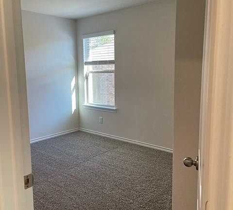 4th image of 3327 Sweetwater Way