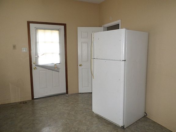 3rd image of 15459 Leclaire Ave