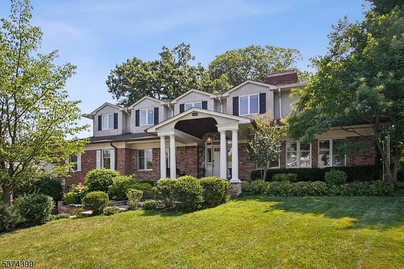 5 bed, 5.5 bath, $10,000 — Photo 2