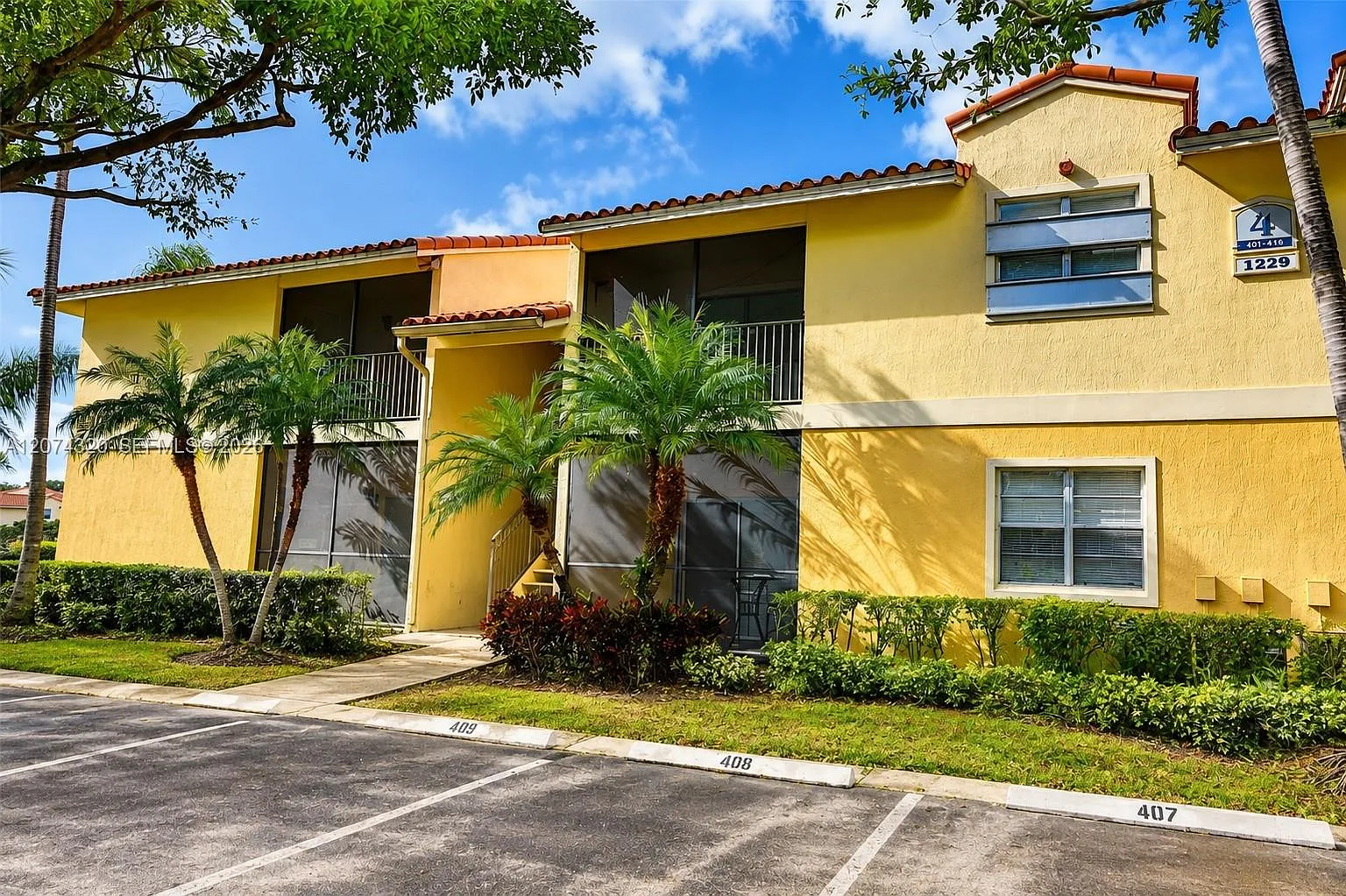 Royal Poinciana Condo — Photo 1