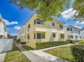 955 Bay Dr, Miami Beach, FL