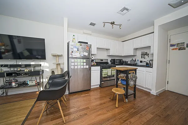 Rented by Level Group | media 17