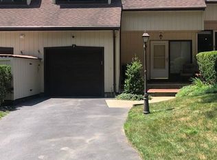 5 Cedar Ln N, Glen Head, NY 11545