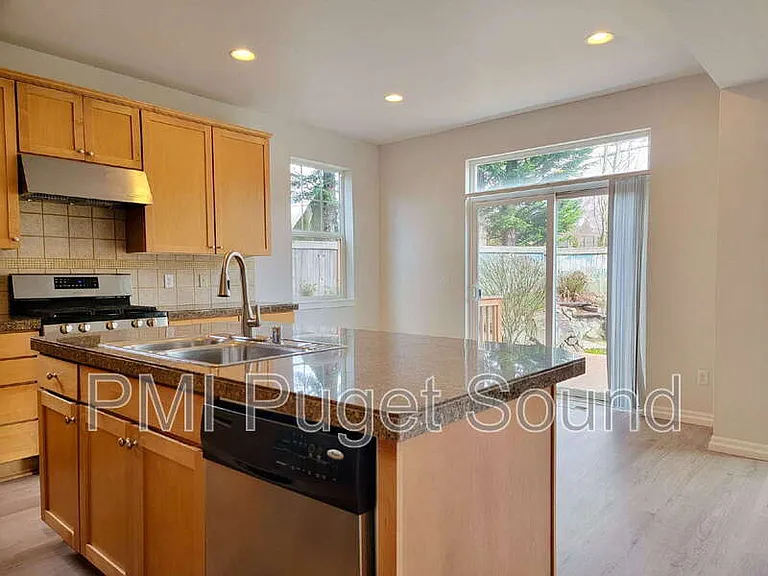 576 Mount Baker Pl NE — Photo 5