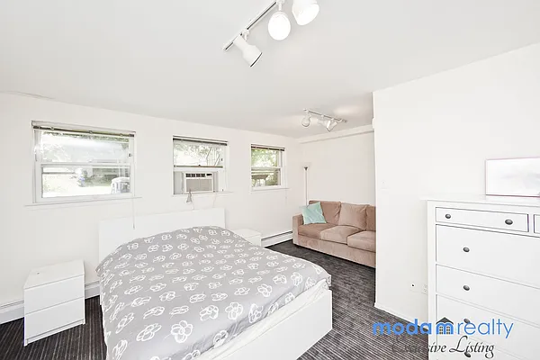 Sold by Moda Realty | media 17