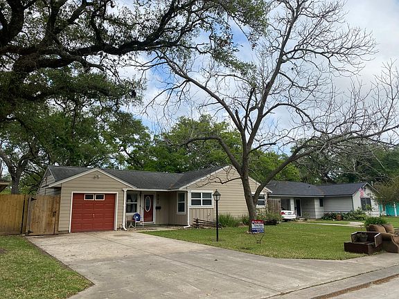 3rd image of 521 Gardenia St