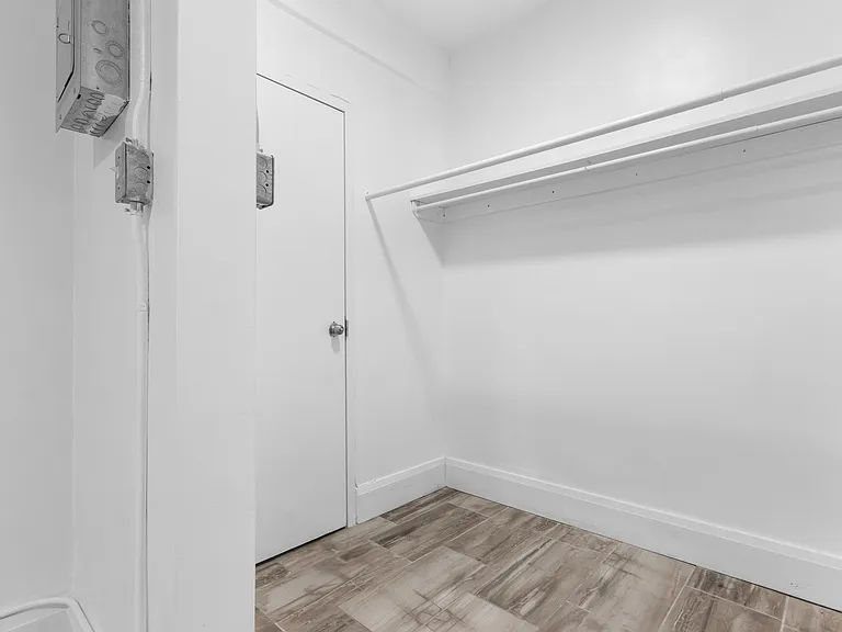 404 Elgin St — Photo 11