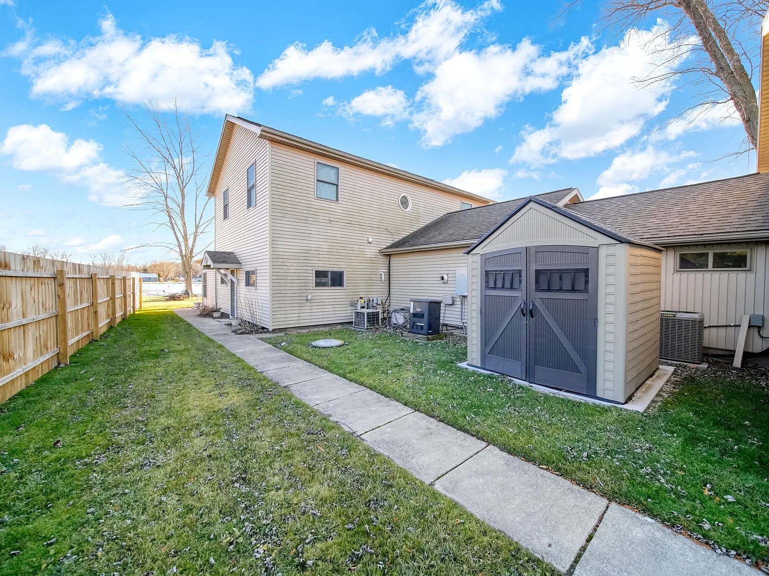 504 N Olcott Lake Rd — Photo 2