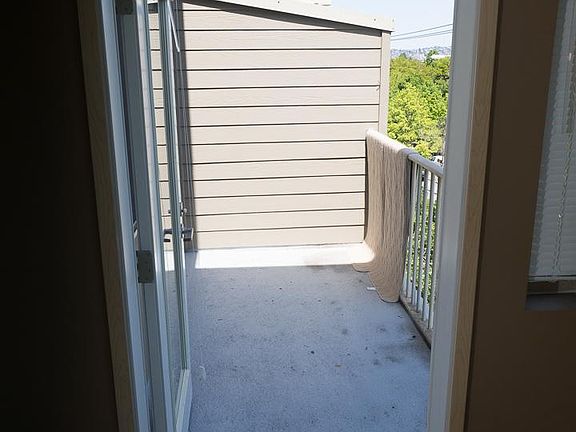 Balcony/ Deck for outside grilling and skyline view