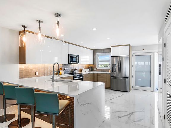 5th image of 44 Yacht Club Dr APT 611