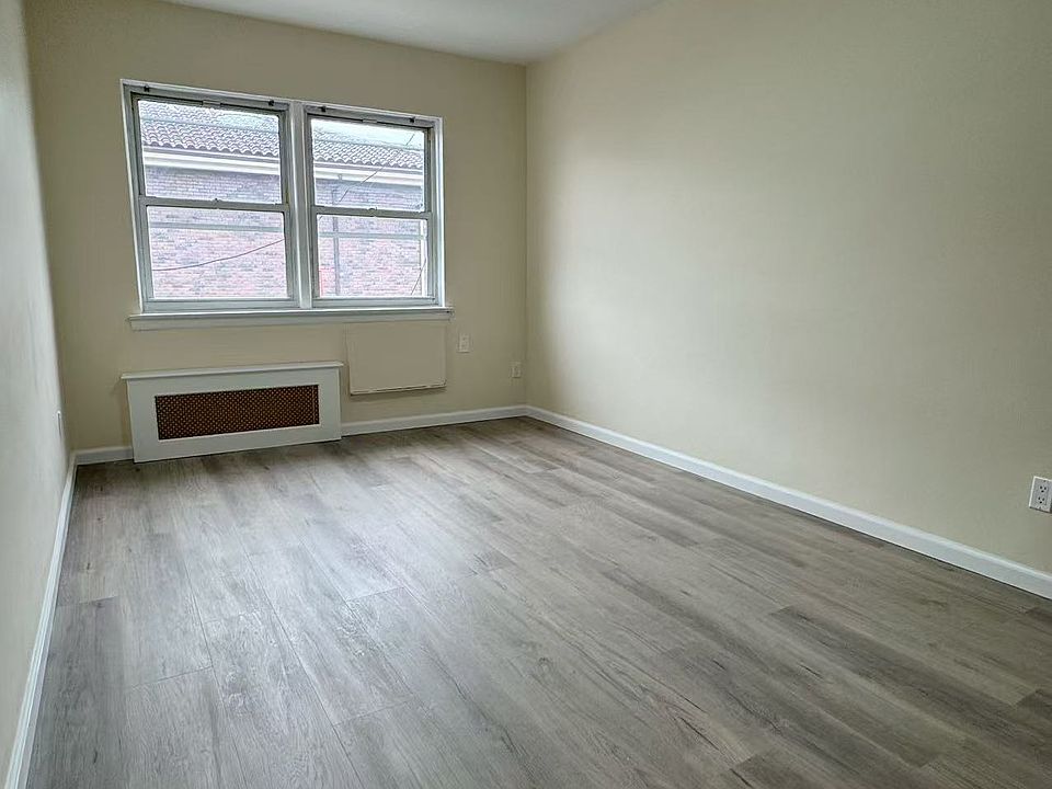 2nd image of 939 E 59th St #4