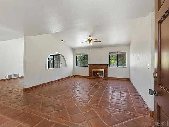 4th image of 2922 Alamitos Pl