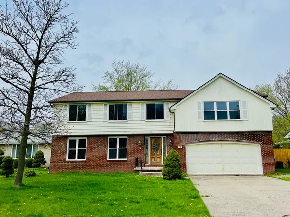 28 Hampton Ct, Williamsville, NY 14221