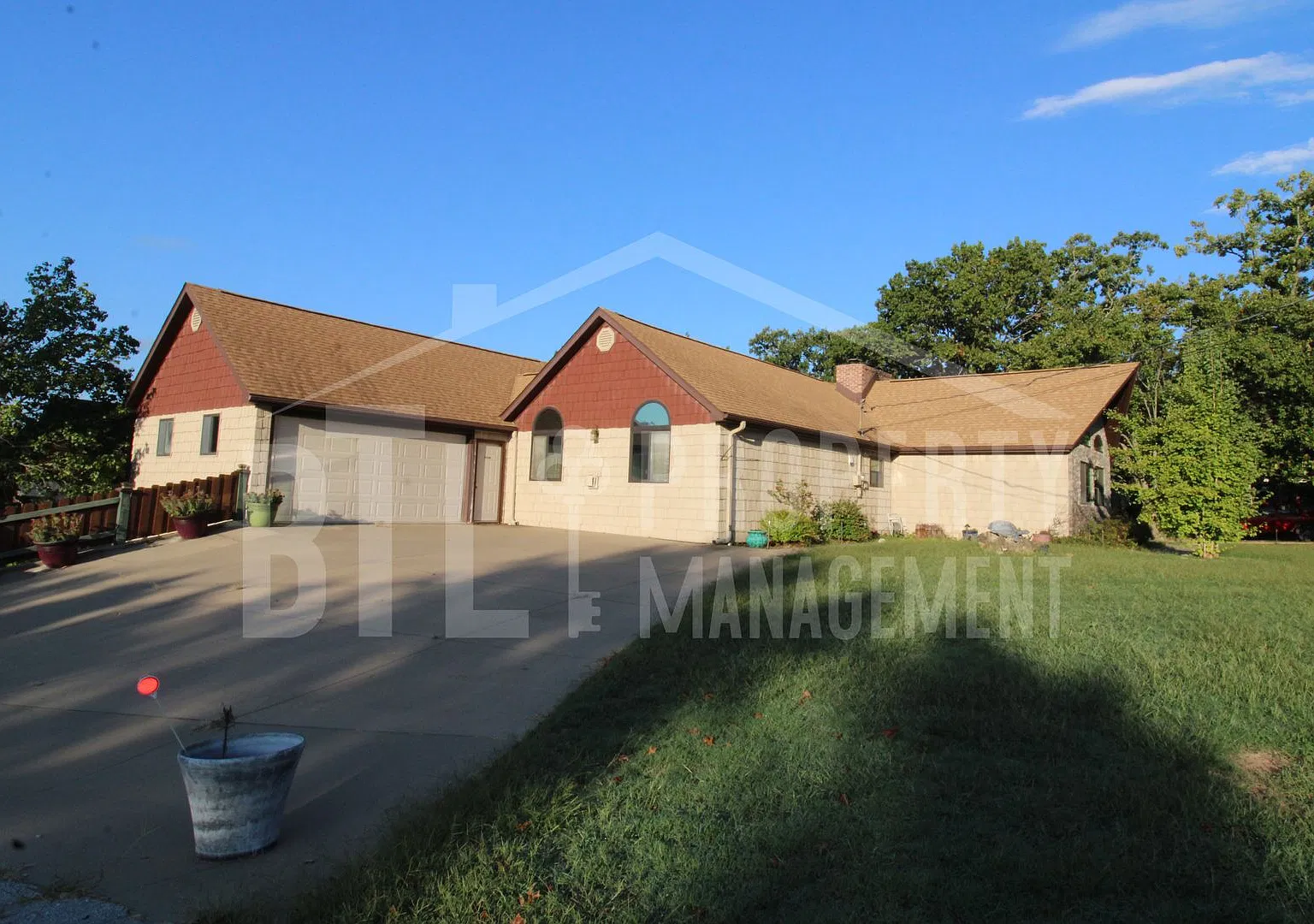 Spacious 3-Bed, 3-Bath Home Near Table Rock Lake Pet Friendly with Pool & More! — Photo 1