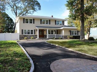 8 Win Pl, Lake Grove, NY 11755