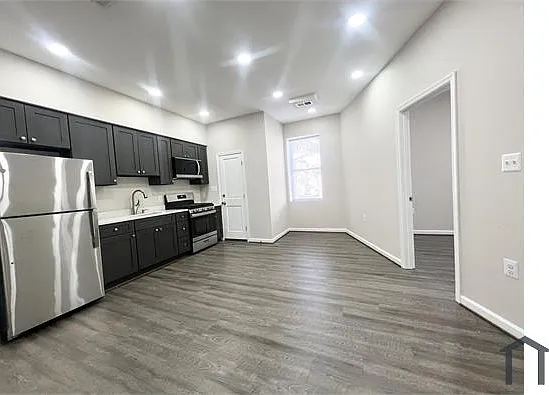 4 bed, 1300 sqft, $5,100 — Photo 1